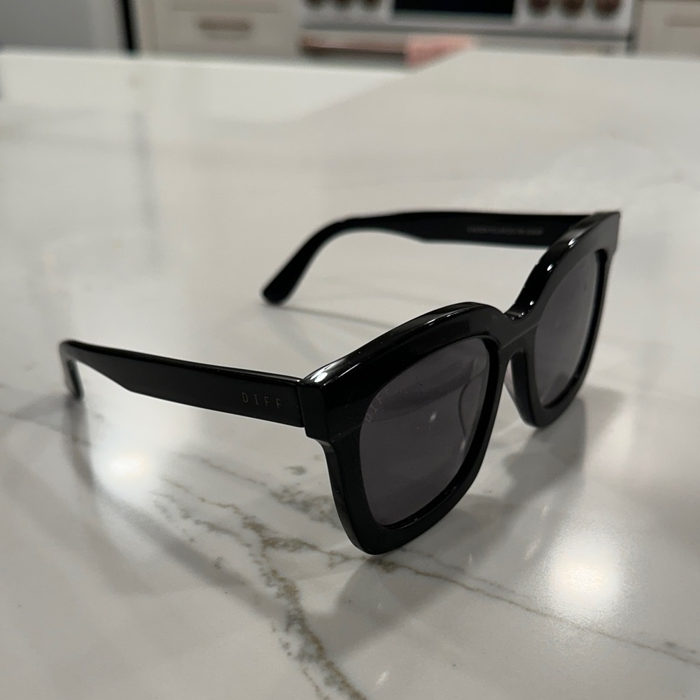 DIFF Carson Black Sunglasses - Picture 4 of 10